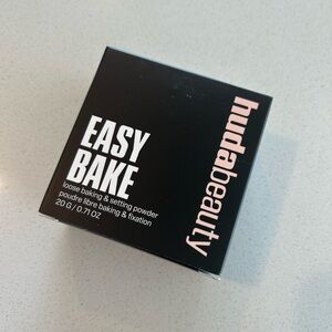 HUDA BEAUTY Easy Bake Loose Powder -Cherry Blossom Cake